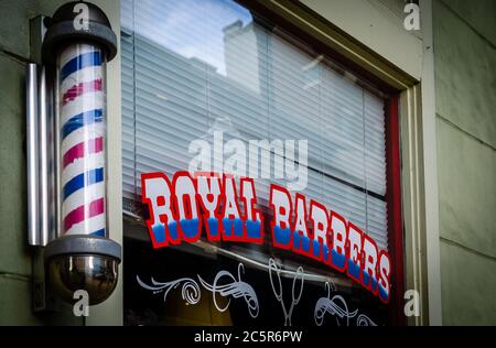 Un palo di barbiere d'epoca è esposto fuori da Royal Barbers, il 3 luglio 2020, a Mobile, Alabama. I pali del Barbiere sono un tradizionale segno commerciale. Foto Stock