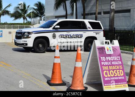 Miami, Stati Uniti. 03 luglio 2020. MIAMI, FL - LUGLIO 03: Un parcheggio di pattuglia della polizia di Hallandale all'entrata di Hallandale Beach Florida con un cartello che dice che la spiaggia è chiusa per il fine settimana del 4 Luglio come Coronavirus casi Spike il 03 Luglio 2020 a Miami, Florida. La contea di Miami-Dade ha chiuso tutte le spiagge dal 3-7 luglio e ha imposto un coprifuoco e annullato spettacolo di fuochi d'artificio per la celebrazione del giorno dell'Indipendenza degli Stati Uniti. (Foto di JL/Sipa USA) Credit: Sipa USA/Alamy Live News Foto Stock