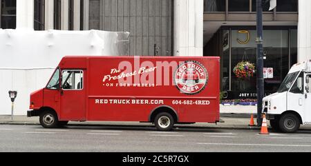 Un furgone per la consegna della birra Red Truck è parcheggiato in una strada del centro di Vancouver, British Columbia, Canada. Foto Stock
