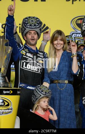 Homestead, Stati Uniti d'America. 17 Nov 2013. HOMESTEAD, FL - NOVEMBRE 17: Jimmy Johnson, pilota della Chevrolet n. 48 Lowe/Kobalt Tools, festeggia con sua moglie Chandra e la figlia Genevieve in Champions Victory Lane dopo aver vinto il campionato di serie in seguito alla NASCAR Sprint Cup Series Ford EcoBoost 400 presso l'Homestead-Miami Speedway il 17 novembre 2013 a Homestead, Florida, persone: Jimmie Johnson Chandra Johnson Genevieve Johnson Credit: Storms Media Group/Alamy Live News Foto Stock