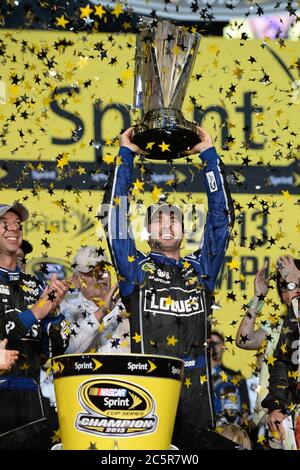 Homestead, Stati Uniti d'America. 17 Nov 2013. HOMESTEAD, FL - NOVEMBRE 17: Jimmy Johnson, pilota della Chevrolet n. 48 Lowe/Kobalt Tools, festeggia con sua moglie Chandra e la figlia Genevieve in Champions Victory Lane dopo aver vinto il campionato di serie in seguito alla NASCAR Sprint Cup Series Ford EcoBoost 400 presso l'Homestead-Miami Speedway il 17 novembre 2013 a Homestead, Florida, persone: Jimmie Johnson Chandra Johnson Genevieve Johnson Credit: Storms Media Group/Alamy Live News Foto Stock