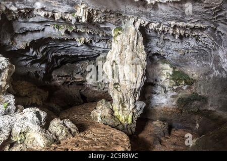 Enorme grotta nella baia di ha along, Vietnam in una giornata estiva Foto Stock