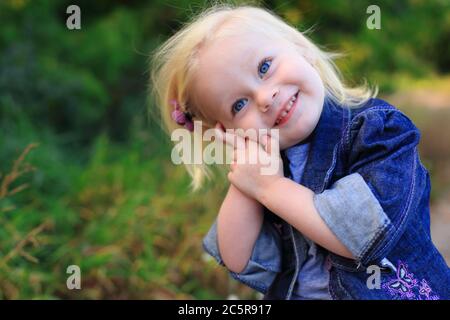 Ritratto di una bella ragazza bionda all'aperto in estate Foto Stock