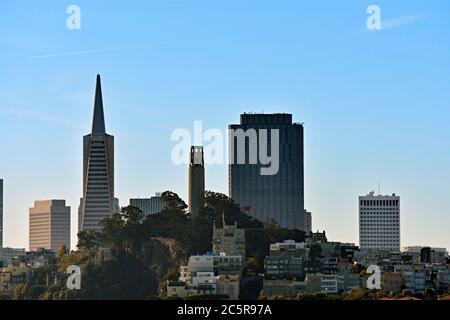 Coit Tower sulla collina di Telegraph, la Piramide Transamerica e lo skyline del centro della città visto dalla Baia di San Francisco al tramonto. San Francisco, California. Foto Stock