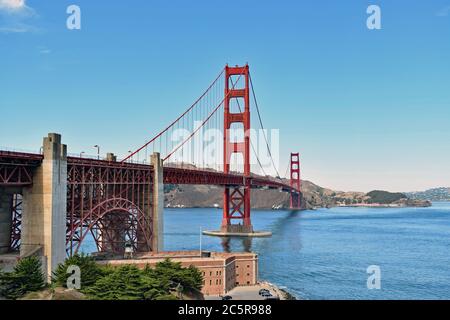 Vista dal Golden Gate Bridge Welcome Plaza verso le Marin Headlands. Fort Point, sito storico nazionale qui sotto. San Francisco, California. Foto Stock