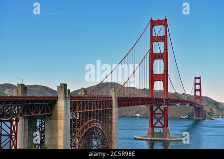Vista dal Golden Gate Bridge Welcome Plaza verso le Marin Headlands. San Francisco, California. Foto Stock