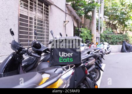 Taipei, Taiwan - Aprile, 2020 : Uber mangia una scatola su un motociclo, servizio di consegna a Taipei, Taiwan Foto Stock