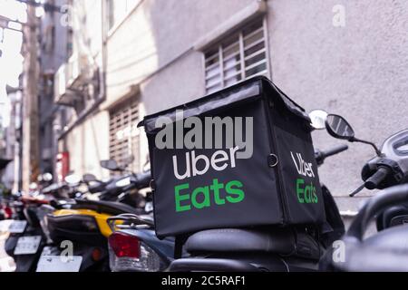 Taipei, Taiwan - Aprile, 2020 : Uber mangia una scatola su un motociclo, servizio di consegna a Taipei, Taiwan Foto Stock