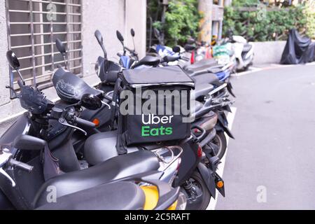 Taipei, Taiwan - Aprile, 2020 : Uber mangia una scatola su un motociclo, servizio di consegna a Taipei, Taiwan Foto Stock