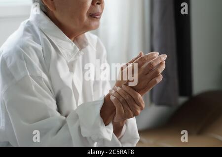 Donna anziana che soffre di dolore da artrite reumatoide Foto Stock