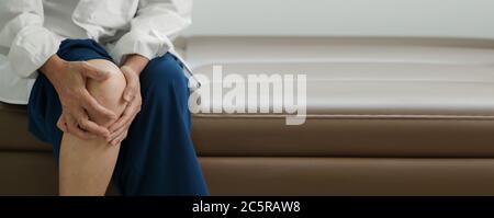 Artrite persona vecchia e donna anziana donna che soffre di dolore a casa Foto Stock