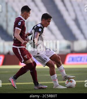 Torino, Italia. 4 luglio 2020. Il FC Juventus' Paulo Dybala (R) viena con la Sasa Lukic di Torino durante una partita di calcio tra il FC Juventus e Torino a Torino, 4 luglio 2020. Credit: Federico Tardito/Xinhua/Alamy Live News Foto Stock