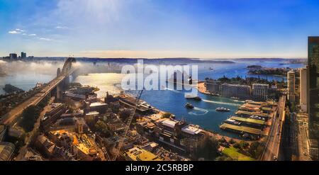 Porto di Sydney intorno al ponte del Porto di Sydney con le Rocks e la banchina circolare principali punti di riferimento del CBD della città dall'altitudine della torre sul lungomare. Foto Stock