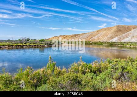 Vista del fiume Green nello Utah Dinosaur National Monument Park con riflessi nel paesaggio delle piante verdi e dell'acqua Foto Stock