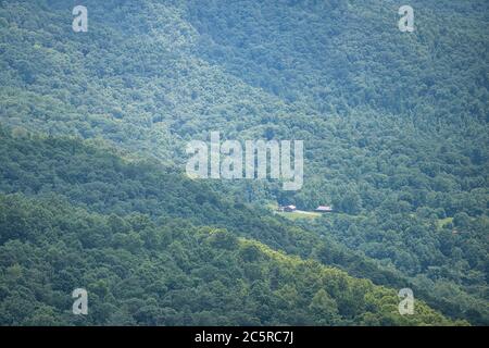 Alto angolo sopra la vista di alberi verdi in Shenandoah Blue Ridge appalachian montagne sullo skyline di viaggio si affaccia e colline ondulate vicino Stanardsville Foto Stock