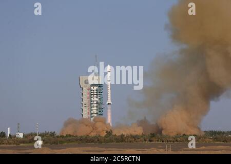 Pechino, razzo portante 2D a lunga marcia presso il centro di lancio satellitare Jiuquan nella Cina nord-occidentale. 5 luglio 2020. Un satellite, il secondo della serie Shiyan-6, è lanciato da un razzo portante 2D a lunga marcia presso il Jiguquan satellite Launch Center nella Cina nord-occidentale, il 5 luglio 2020. La Cina ha inviato con successo un satellite per lo studio dell'ambiente spaziale e gli esperimenti tecnologici correlati nell'orbita pianificata dal Centro di lancio satellitare Jiuquan nella Cina nord-occidentale domenica. Credit: Shan Biao/Xinhua/Alamy Live News Foto Stock