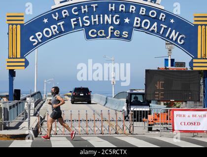 Pechino, Cina. 5 luglio 2020. Un uomo scherza vicino all'ingresso chiuso alla spiaggia di Santa Monica nella contea di Los Angeles, gli Stati Uniti, il 4 luglio 2020. Credit: Xinhua/Alamy Live News Foto Stock