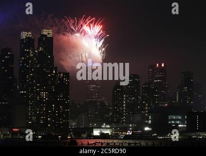 Weehawken, Stati Uniti. 04luglio 2020. Freworks illuminerà l'Empire state Building e lo skyline di Manhattan per lo spettacolo annuale dei fuochi d'artificio di Macy il 4 luglio 2020 a Weehawken, New Jersey. Macy's ha messo sull'ultimo di quello che era diverse piccole, fuochi d'artificio non annunciati esposizioni per il 4 luglio di festa. New York City si prepara ad entrare nella fase 3 di un piano di riapertura in quattro parti il 6 luglio dopo essere stato chiuso per quasi 4 mesi a causa del COVID-19. Foto di John Angelillo/UPI Credit: UPI/Alamy Live News Foto Stock