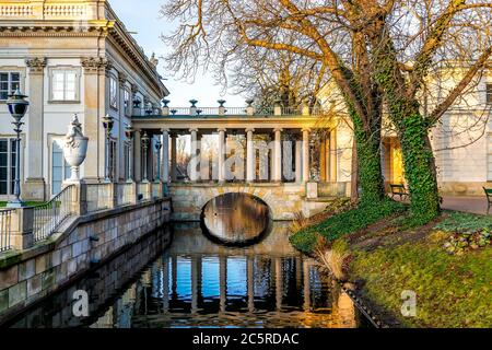 Warszawa Lazienki nel Parco dei bagni reali con palazzo storico sull'edificio dell'isola e luce solare nel laghetto al tramonto a Varsavia, Polonia Foto Stock