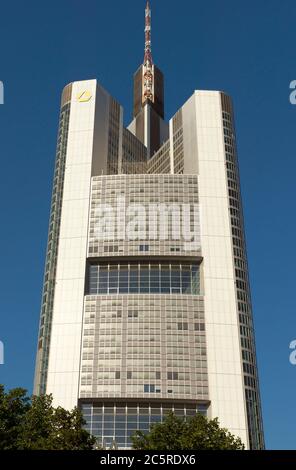 FRANCOFORTE sul MENO, GERMANIA - 2 LUGLIO 2015: La torre Commerzbank, progettata da Sir Norman Foster, sede della banca tedesca Commerzbank. Franco Foto Stock