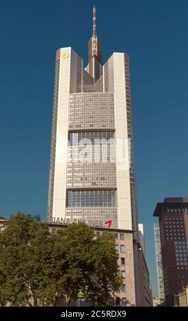 FRANCOFORTE sul MENO, GERMANIA - 2 LUGLIO 2015: La torre Commerzbank, progettata da Sir Norman Foster, sede della banca tedesca Commerzbank. Franco Foto Stock