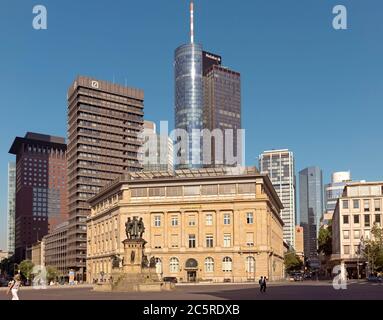 FRANCOFORTE AM MAIN, GERMANIA - 2 LUGLIO 2015: Deutsche Bank e il grattacielo della Torre principale nella città di Francoforte sul meno. Francoforte sul meno, Germania - 2 luglio Foto Stock