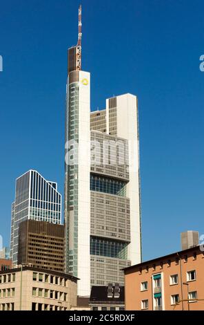 FRANCOFORTE sul MENO, GERMANIA - 2 LUGLIO 2015: La torre Commerzbank, progettata da Sir Norman Foster, sede della banca tedesca Commerzbank. Franco Foto Stock