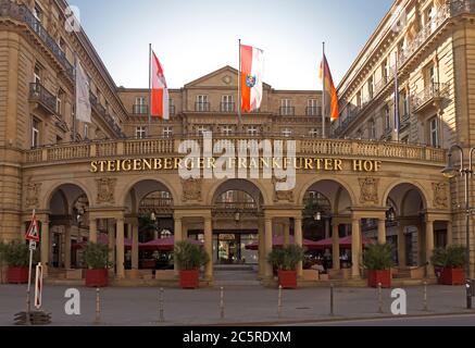 FRANCOFORTE AM MAIN, GERMANIA - 2 LUGLIO 2015: Vista all'Hotel Steigenberger Frankfurter Hof nel centro di Francoforte. L'edificio era con Foto Stock