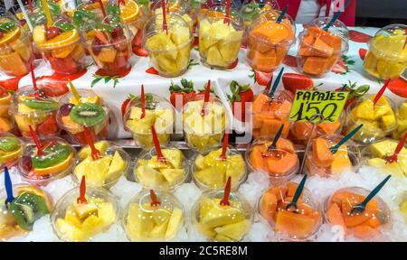 Insalata di frutta sana in vendita al mercato di Boqueria, Barcellona, Spagna. Foto Stock