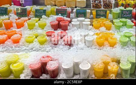 Succhi di frutta fresca al mercato di Barcellona. Foto Stock