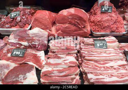 BARCELLONA, SPAGNA - 6 LUGLIO 2015: Selezione di diversi tagli di carne fresca in mostra al mercato della Boqueria a Barcellona. Barcellona, Spagna - 6 luglio Foto Stock