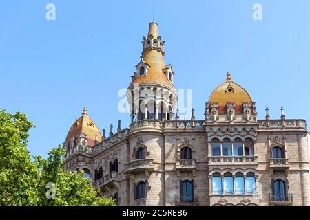 BARCELLONA, SPAGNA - 6 LUGLIO 2015: Cause Antoni Rocamora. L'edificio fu costruito dai fratelli Basegoda nel 1917 a Passeig de Gracia, Barcellona, SPAI Foto Stock