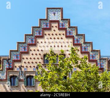 BARCELLONA, SPAGNA - 6 LUGLIO 2015: Edificio Casa Ametller. Si tratta di un edificio modernista a Barcellona progettato dall'architetto Josep Puig i Cadafalch costruito BE Foto Stock