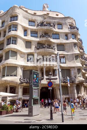 BARCELLONA, SPAGNA - 6 LUGLIO 2015: Casa Mila (la Pedrera) a Eixample, Barcellona, Spagna. Casa Mila, un edificio aristocratico di appartamenti, è uno di Antoni Foto Stock