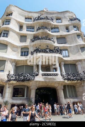 BARCELLONA, SPAGNA - 6 LUGLIO 2015: Casa Mila (la Pedrera) a Eixample, Barcellona, Spagna. Casa Mila, un edificio aristocratico di appartamenti, è uno di Antoni Foto Stock