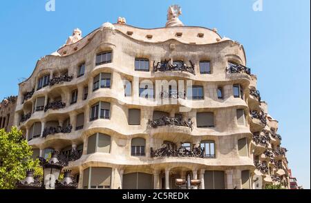 BARCELLONA, SPAGNA - 6 LUGLIO 2015: Casa Mila (la Pedrera) a Eixample, Barcellona, Spagna. Casa Mila, un edificio aristocratico di appartamenti, è uno di Antoni Foto Stock