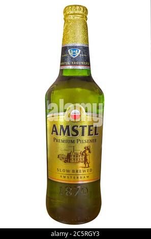 ALMATY, KAZAKHSTAN - 20 LUGLIO 2015: Bottiglia di Amstel Premium Pilsener isolato su bianco. Amstel Premium Pilsener è un marchio di fama internazionale Foto Stock