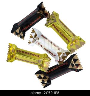 PARIGI, FRANCIA - 18 MAGGIO 2015: Un bar di mini Toblerone - bianco svizzero, latte e cioccolato fondente con miele e torrone di mandorle isolato su uno sfondo bianco Foto Stock