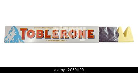 PARIGI, FRANCIA - 18 MAGGIO 2015: Un bar di Toblerone - cioccolato bianco svizzero con miele e torrone di mandorle isolato su sfondo bianco. Realizzato da Kraft Fo Foto Stock