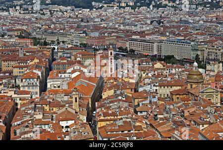 NIZZA, FRANCIA - 31 MAGGIO 2014: Splendida vista panoramica con colorate case storiche della città vecchia. Nizza, Francia - 31 maggio 2014: Meraviglioso panorama Foto Stock