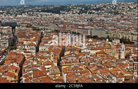 NIZZA, FRANCIA - 31 MAGGIO 2014: Splendida vista panoramica con colorate case storiche della città vecchia. Nizza, Francia - 31 maggio 2014: Meraviglioso panorama Foto Stock