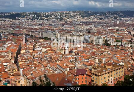 NIZZA, FRANCIA - 31 MAGGIO 2014: Splendida vista panoramica con colorate case storiche della città vecchia. Nizza, Francia - 31 maggio 2014: Meraviglioso panorama Foto Stock