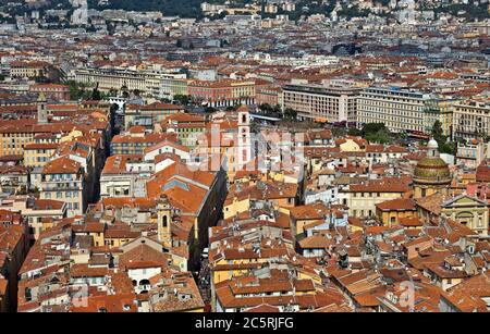 NIZZA, FRANCIA - 31 MAGGIO 2014: Splendida vista panoramica con colorate case storiche della città vecchia. Nizza, Francia - 31 maggio 2014: Meraviglioso panorama Foto Stock