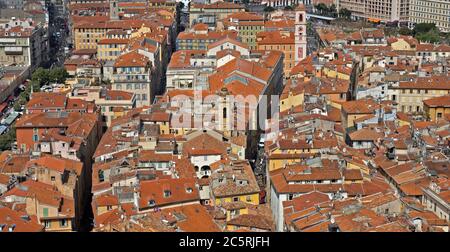 NIZZA, FRANCIA - 31 MAGGIO 2014: Splendida vista panoramica con colorate case storiche della città vecchia. Nizza, Francia - 31 maggio 2014: Meraviglioso panorama Foto Stock