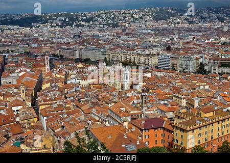 NIZZA, FRANCIA - 31 MAGGIO 2014: Splendida vista panoramica con colorate case storiche della città vecchia. Nizza, Francia - 31 maggio 2014: Meraviglioso panorama Foto Stock