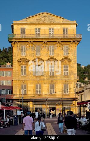 NIZZA, FRANCIA - 31 MAGGIO 2014: Vecchio edificio e un caffè nel Cours Saleya. Il Cours Saleya è un luogo di ristoranti all'aperto, boutique e un mercato. Foto Stock