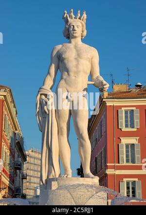 NIZZA, FRANCIA - 31 MAGGIO 2014: Fontana Soleil su Place Massena. Square si trova nel centro della città ed è la destinazione più popolare tra i turisti Foto Stock