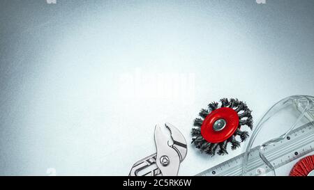 spazzola metallica rossa per la pulizia del metallo. utensili per la lavorazione del metallo su fondo graffiato Foto Stock