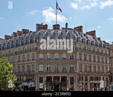 PARIGI, FRANCIA - 11 GIUGNO 2014: Facciata del Grand Hotel du Louvre, Hyatt Hotel a Parigi. Situato vicino al Louvre Palace in un bellissimo edificio storico Foto Stock