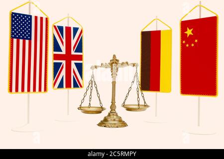 Scale decorative di giustizia con bandiera nazionale degli Stati Uniti d'America, Regno Unito, Cina e Germania Foto Stock